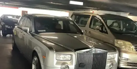 香港“何家”闲置的劳斯莱斯,有3辆,厚厚一层灰,车牌已失效4年